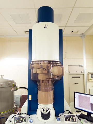 広電圧超高感度原子分解能電子顕微鏡 | 設備一覧 | 九州大学 超顕微
